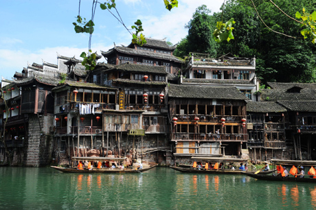 湘西鳳凰迎來(lái)旅游高峰[組圖]