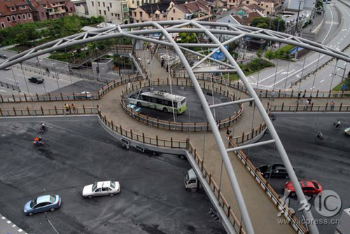 我國首座X形鋼結構吊索人行天橋亮相上海[組圖]