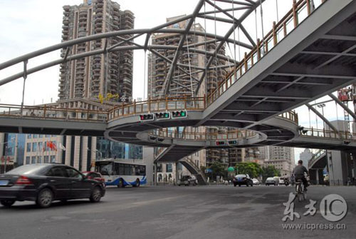 我國首座X形鋼結構吊索人行天橋亮相上海[組圖]