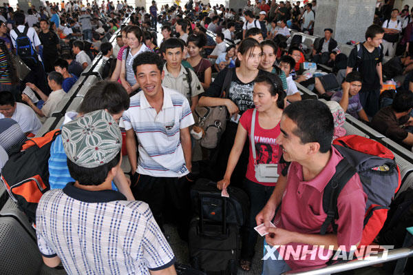 烏魯木齊努力恢復(fù)城市正常生產(chǎn)生活[組圖]