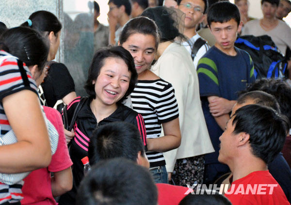 烏魯木齊努力恢復城市正常生產生活[組圖]