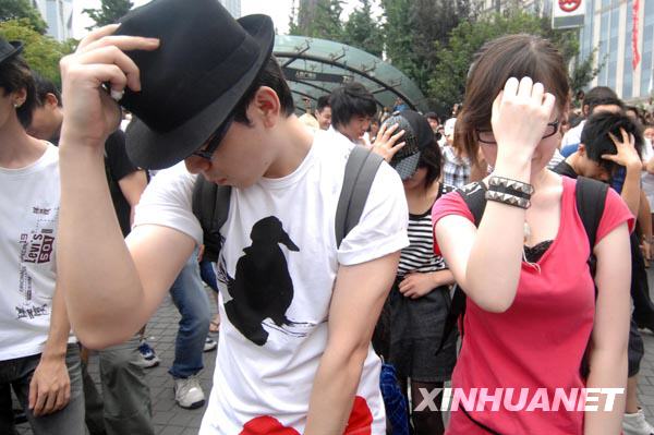 上海歌迷共同表演邁克爾·杰克遜經典舞蹈[組圖]