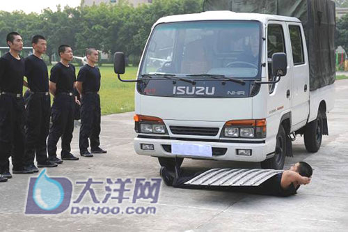 亞運安保大練兵 汽車碾胸特警面不改色(組圖)