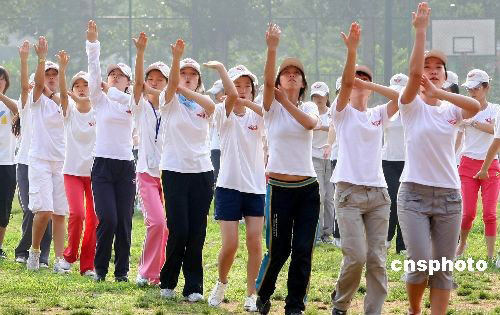 北京十萬學生開始國慶游行慶典訓練[組圖]