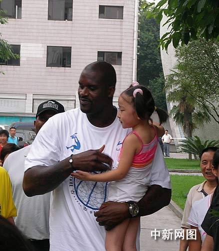 “大鯊魚”奧尼爾赴汶川地震災區獻愛心[組圖]