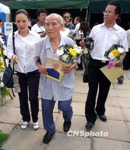 萬人吊唁季羨林 告別儀式提前一小時(shí)進(jìn)行(圖)