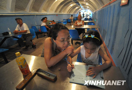 合肥市民防空洞內避暑消夏[組圖]