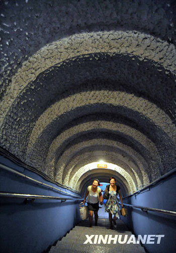 合肥市民防空洞內避暑消夏[組圖]