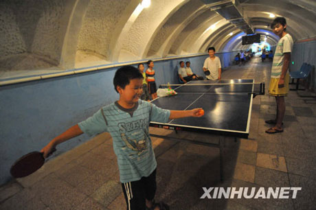 合肥市民防空洞內避暑消夏[組圖]