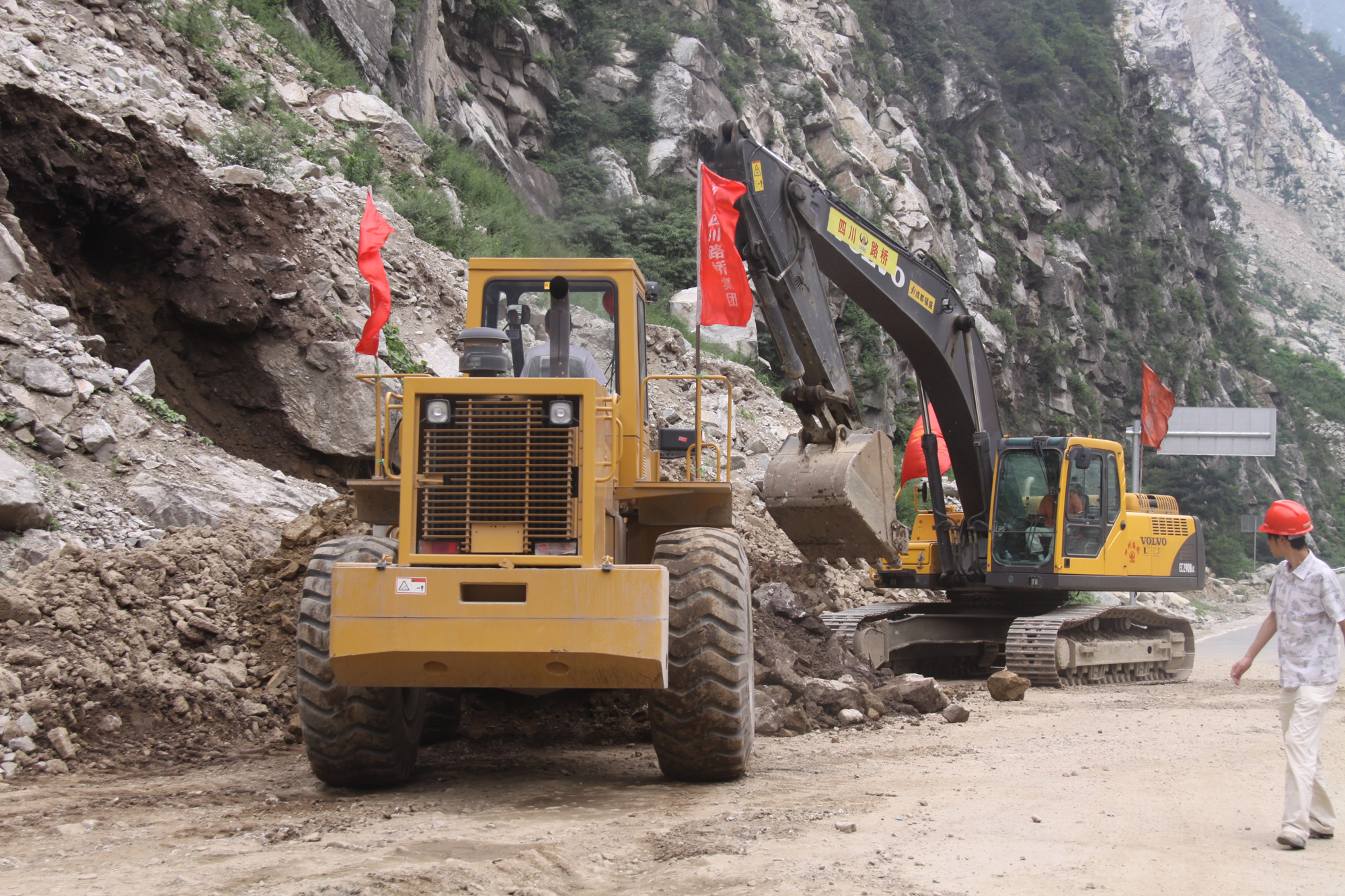 飛石砸毀汶川徹底關大橋已造成6人死亡12人受傷