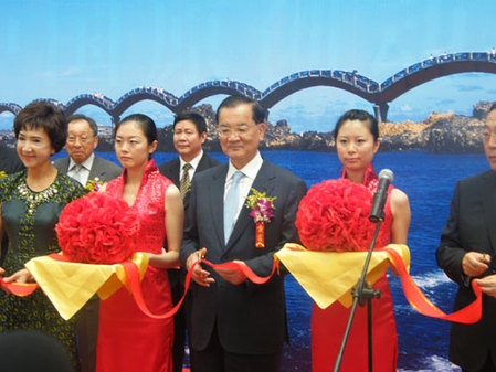 連戰(zhàn)出席其專人攝影師楊永山在津影展開幕式