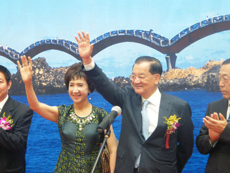 連戰(zhàn)出席其專人攝影師楊永山在津影展開幕式