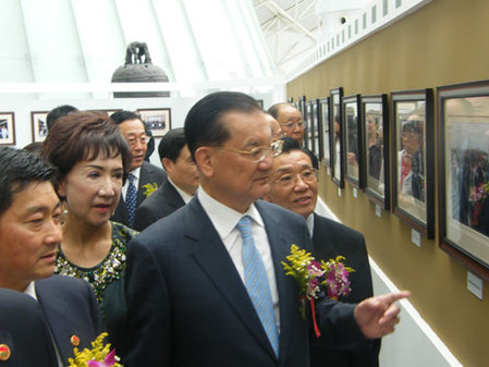 連戰(zhàn)出席其專人攝影師楊永山在津影展開幕式