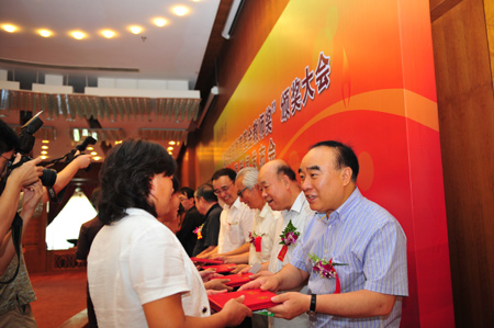 關注農民工子女教育：清華偉新今年出資100萬獎勵優秀教師