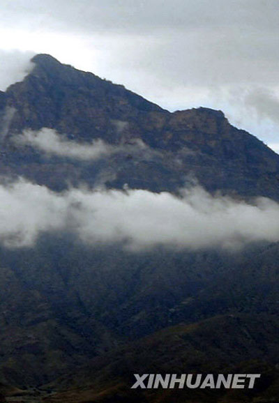 賀蘭山出現(xiàn)騰云奇觀[組圖]