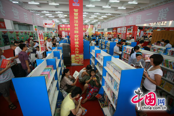 重慶讀書月倡導(dǎo)全民讀書 共建書香城市[組圖]