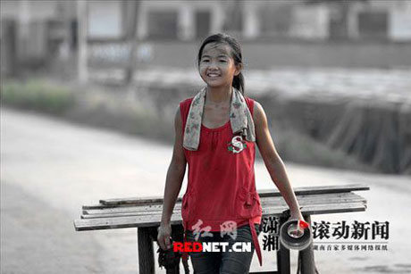 小女孩磚廠打工被網友贊“最懂事90后[組圖]