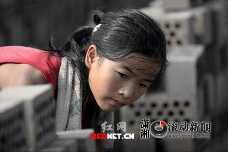 小女孩磚廠打工被網友贊“最懂事90后[組圖]