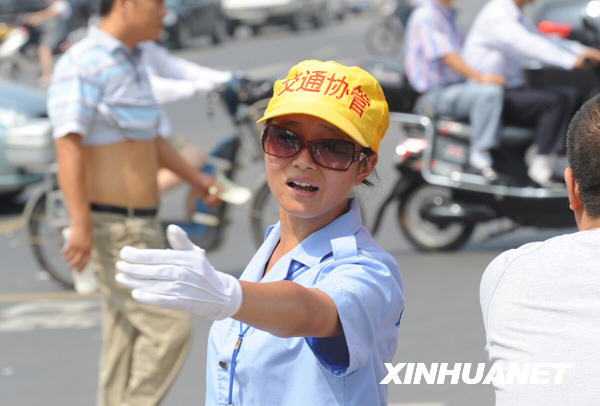 鄭州：大學生交通協(xié)管員引起社會關注[組圖]