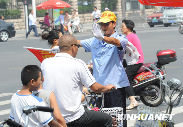 鄭州：大學生交通協(xié)管員引起社會關注[組圖]