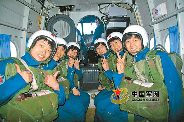 殲擊機女飛行學員首次跳傘[組圖]