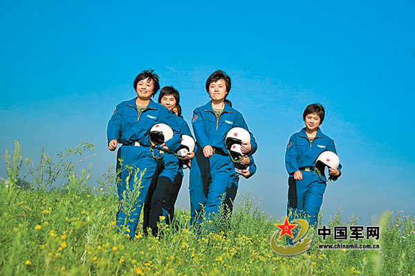 殲擊機女飛行學員首次跳傘[組圖]