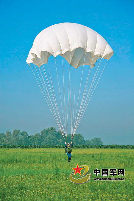 殲擊機女飛行學員首次跳傘[組圖]