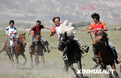天山夏牧場上的叼羊比賽[組圖]