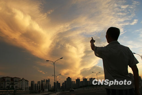 京城現火燒云奇觀[圖]