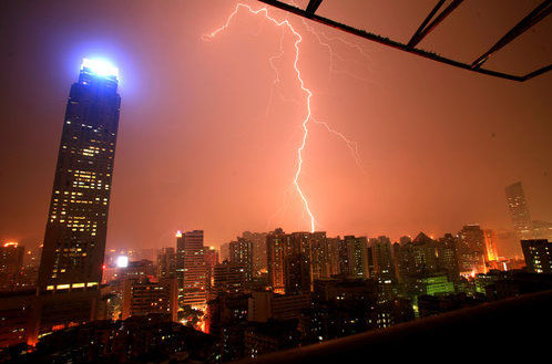 廣州出現“旱天接地雷”[組圖]