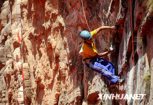 “飛檐走壁”：國際攀巖精英賽在青龍峽舉行[組圖]