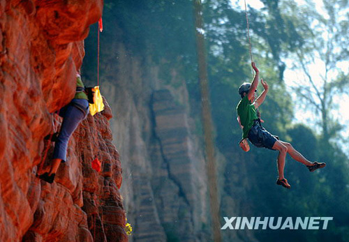 “飛檐走壁”：國際攀巖精英賽在青龍峽舉行[組圖]