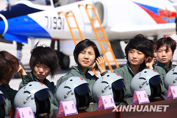 空軍首批殲擊機(jī)女飛行員更換新型飛行裝具[組圖]