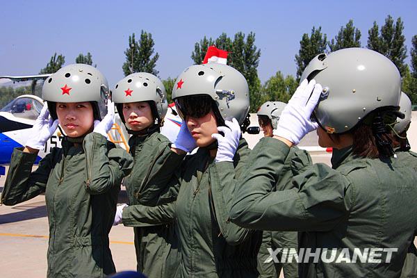 空軍首批殲擊機(jī)女飛行員更換新型飛行裝具[組圖]