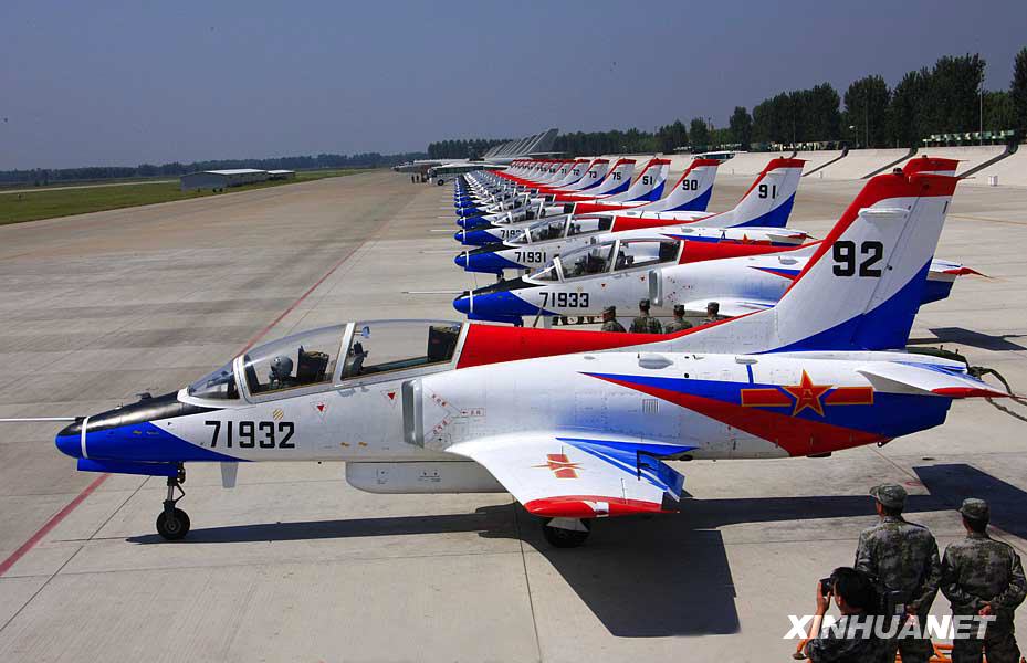 空軍首批殲擊機(jī)女飛行員更換新型飛行裝具[組圖]