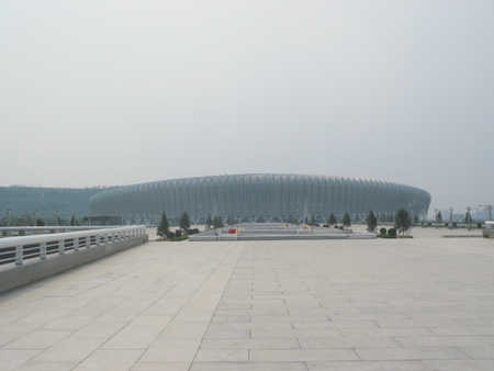 網(wǎng)絡媒體山東行探訪濟南奧體中心——“東荷西柳”
