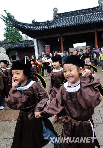 小學新生夫子廟里“開筆破蒙”[組圖]