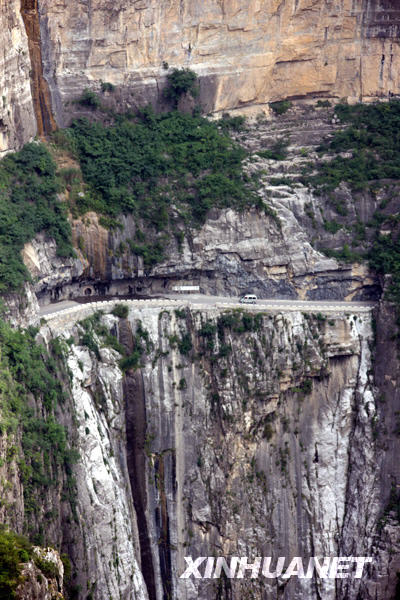 太行山“掛壁公路”[組圖]