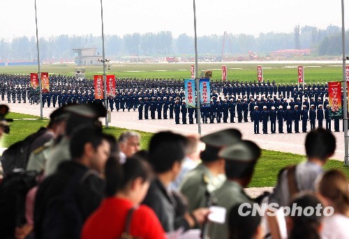 國慶閱兵徒步方隊(duì)閱兵村首次向境外媒體開放<IMG src=