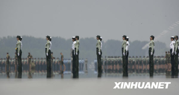 國慶60周年閱兵方陣中有三支“娘子軍”[組圖]