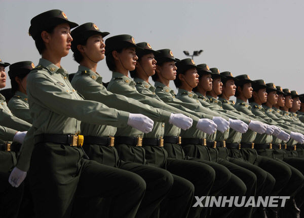 國慶60周年閱兵方陣中有三支“娘子軍”[組圖]