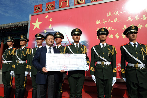 海航集團慰問天安門國旗護衛隊