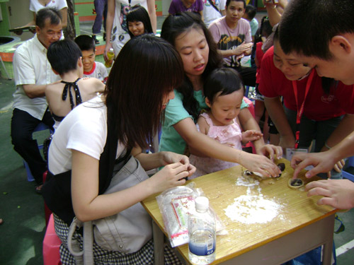 廣州“小手大手齊動(dòng)手，中秋月餅DIY”活動(dòng)舉辦