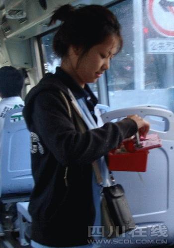素顏自然 成都90后售票員媲美上海公交MM（圖）