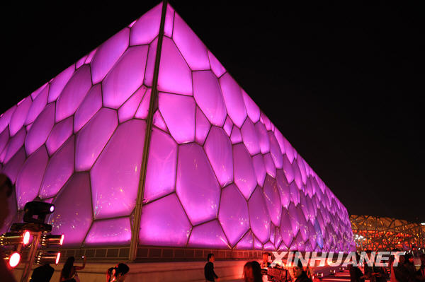 水立方“粉裝”宣傳關(guān)愛(ài)女性健康[組圖]