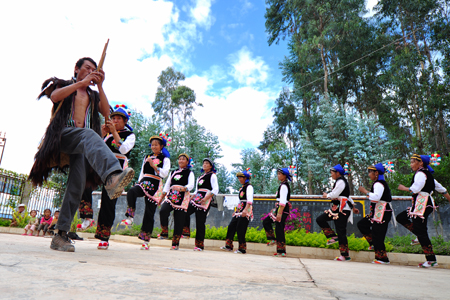 云南南澗彝鄉(xiāng)千名農(nóng)民唱響祖國(guó)頌