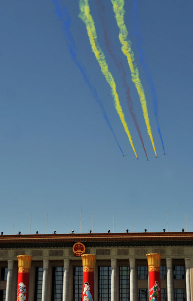 國慶閱兵空中梯隊(duì)首次進(jìn)行全編隊(duì)預(yù)演[組圖]