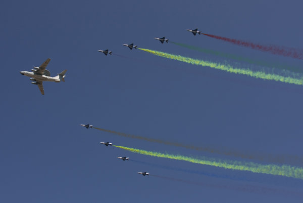 國慶閱兵空中梯隊(duì)首次進(jìn)行全編隊(duì)預(yù)演[組圖]