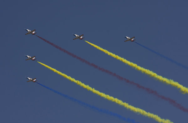國慶閱兵空中梯隊首次進(jìn)行全編隊預(yù)演[組圖]