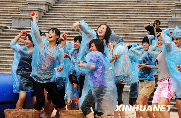 長沙上演“西紅柿大戰”[組圖]